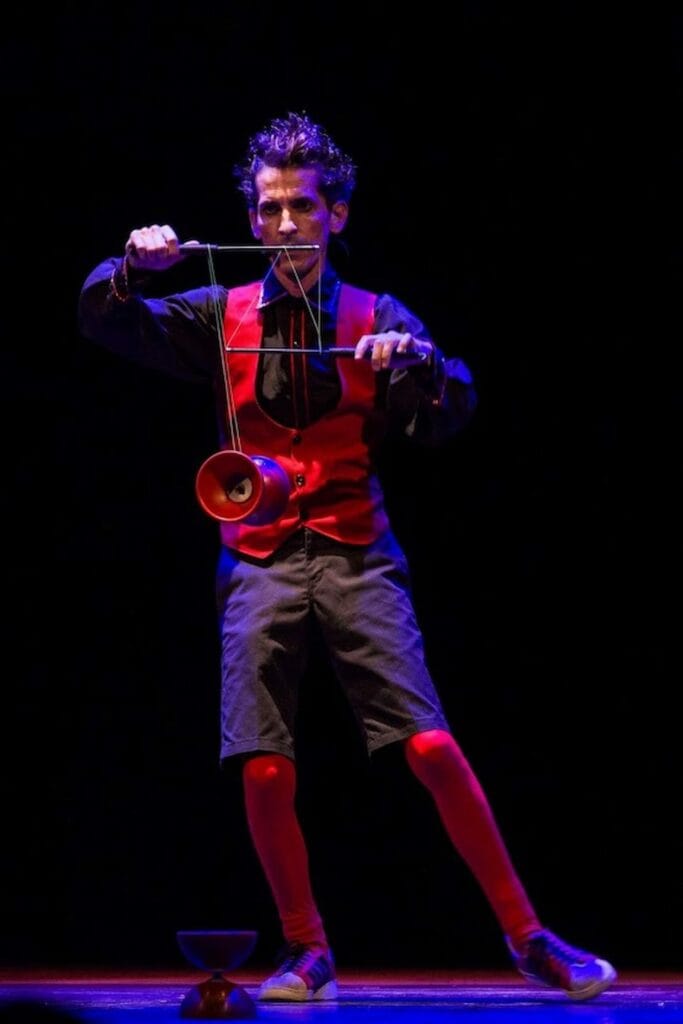 Comedia gestual y malabares en Electromimo