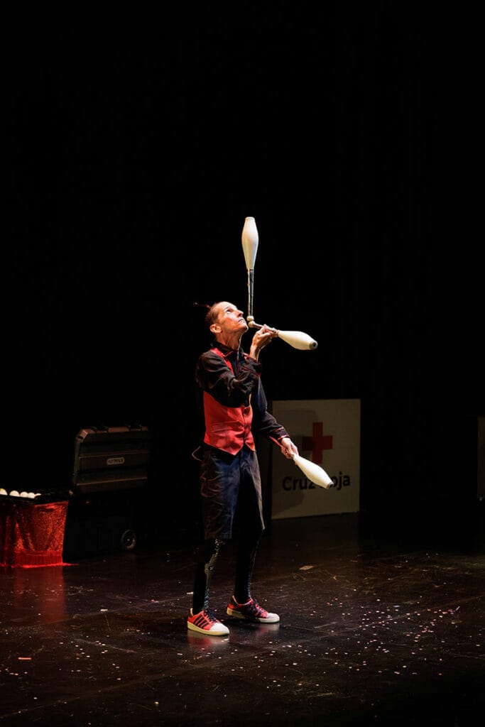 Show de malabares profesionales por Manolo Carambolas