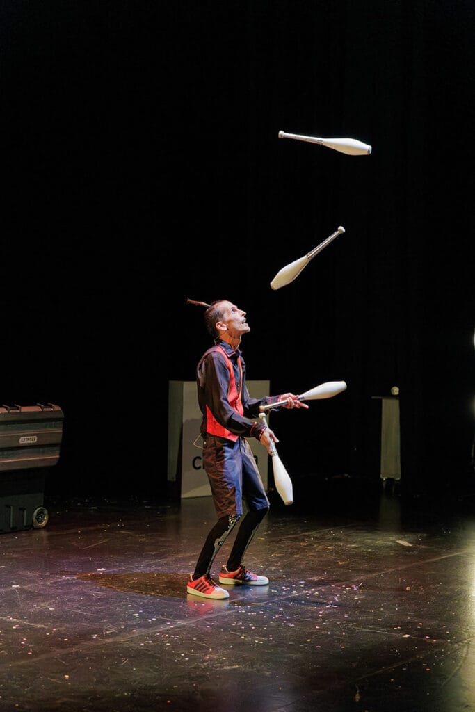 Espectáculo de circo visual en la Gala Ultramágica 2024