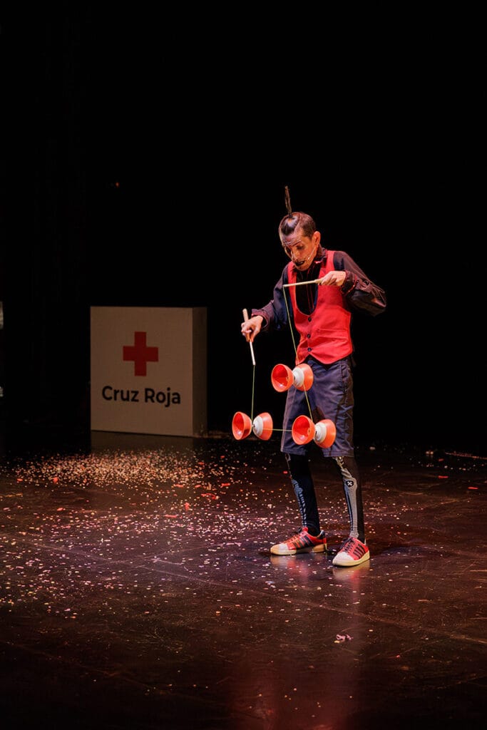 Malabarista profesional Manolo Carambolas en escena