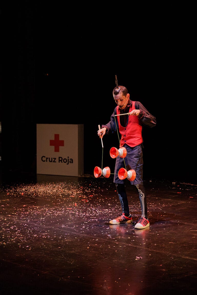 Malabarista profesional Manolo Carambolas en escena