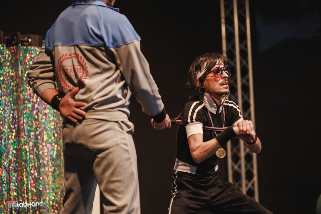 Duofitness Manolo Carambolas en una figura de equilibrio de Dúo Fitness