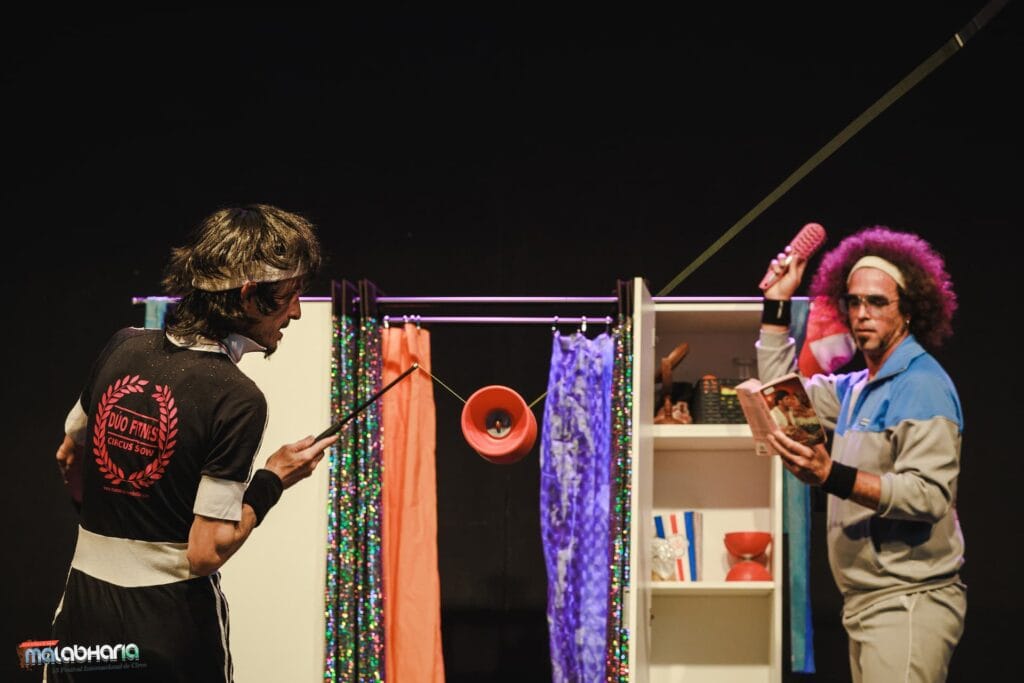 Duofitness Momento cómico de circo en el espectáculo Dúo Fitness