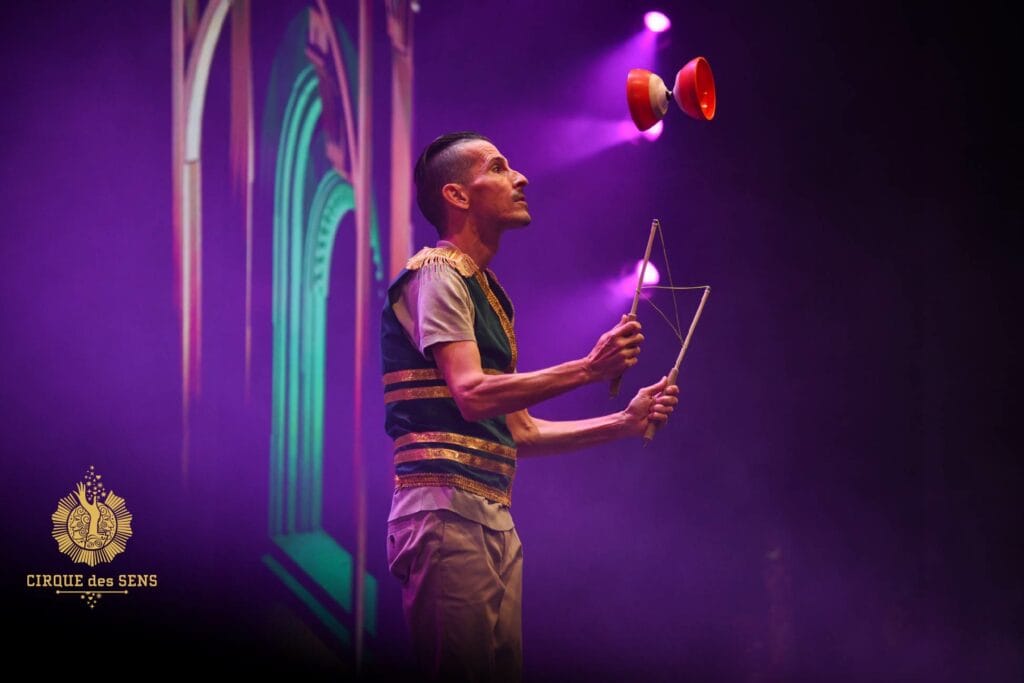 Inicio Malabarista profesional - Espectáculo Imagine de Manolo Carambolas