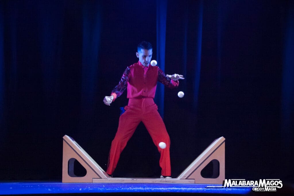 Manolo Carambolas haciendo malabares con pelotas de rebote en el espectáculo Malabaramagos