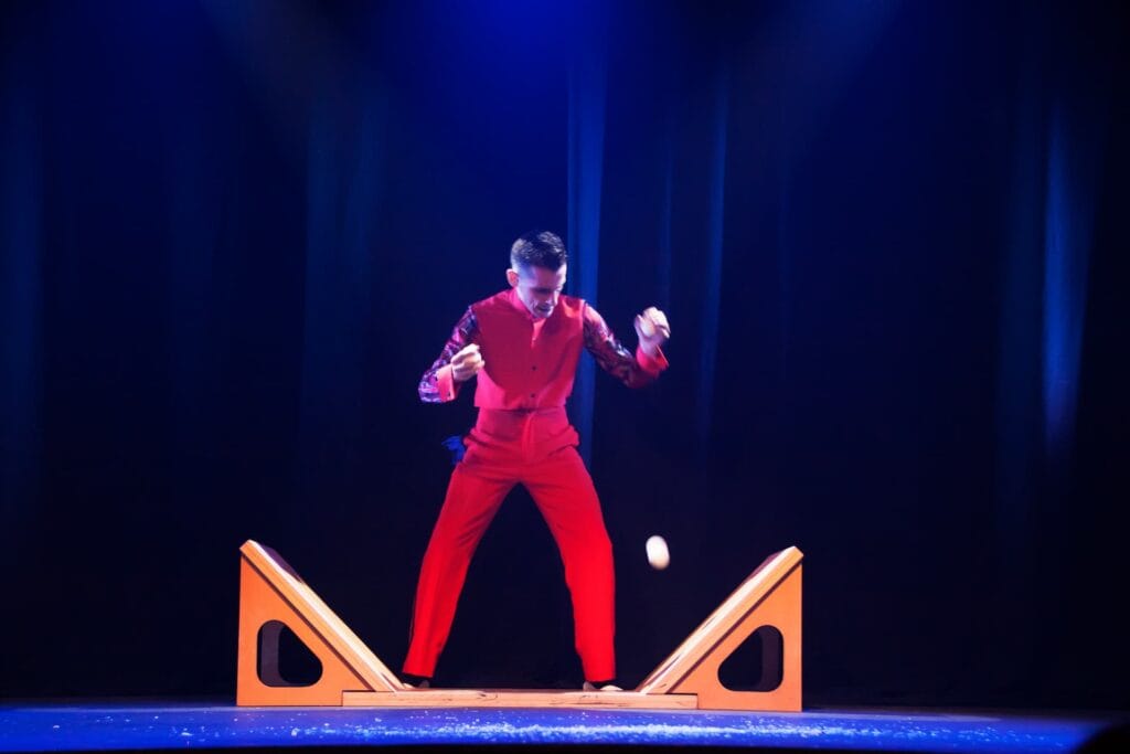 Manolo Carambolas en su espectáculo Malabaramagos