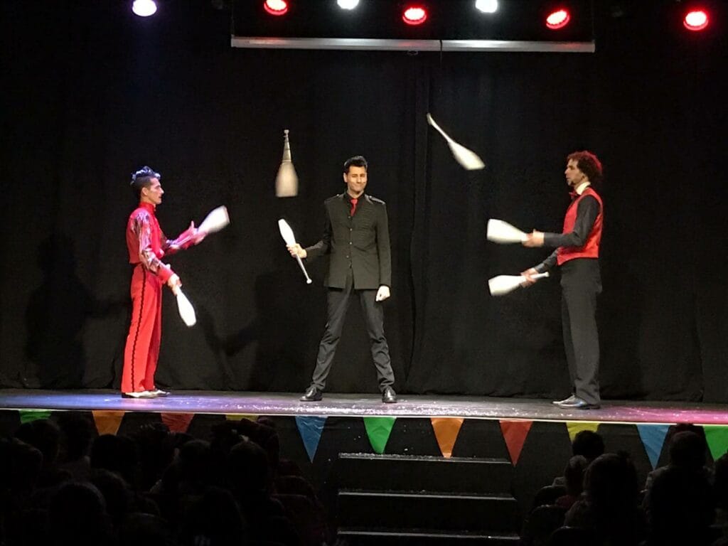 Contratar show Malabaramagos de Manolo Carambolas