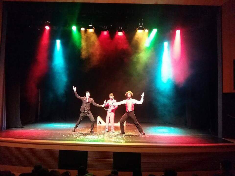 Malabarista profesional en el show Malabaramagos