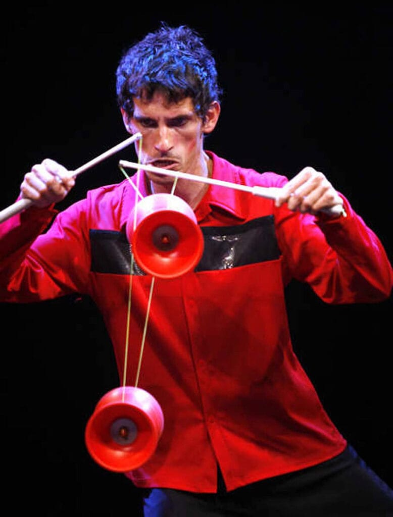 Manolo Carambolas en Yesterday - Fusión de clown y malabares.