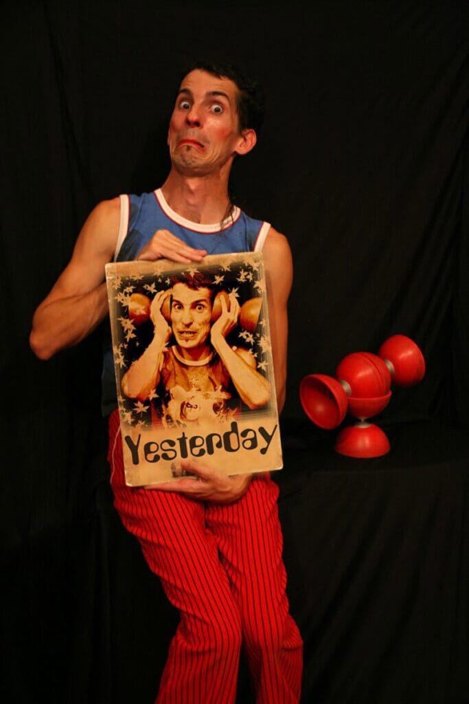 anolo Carambolas mostrando el cartel de Yesterday