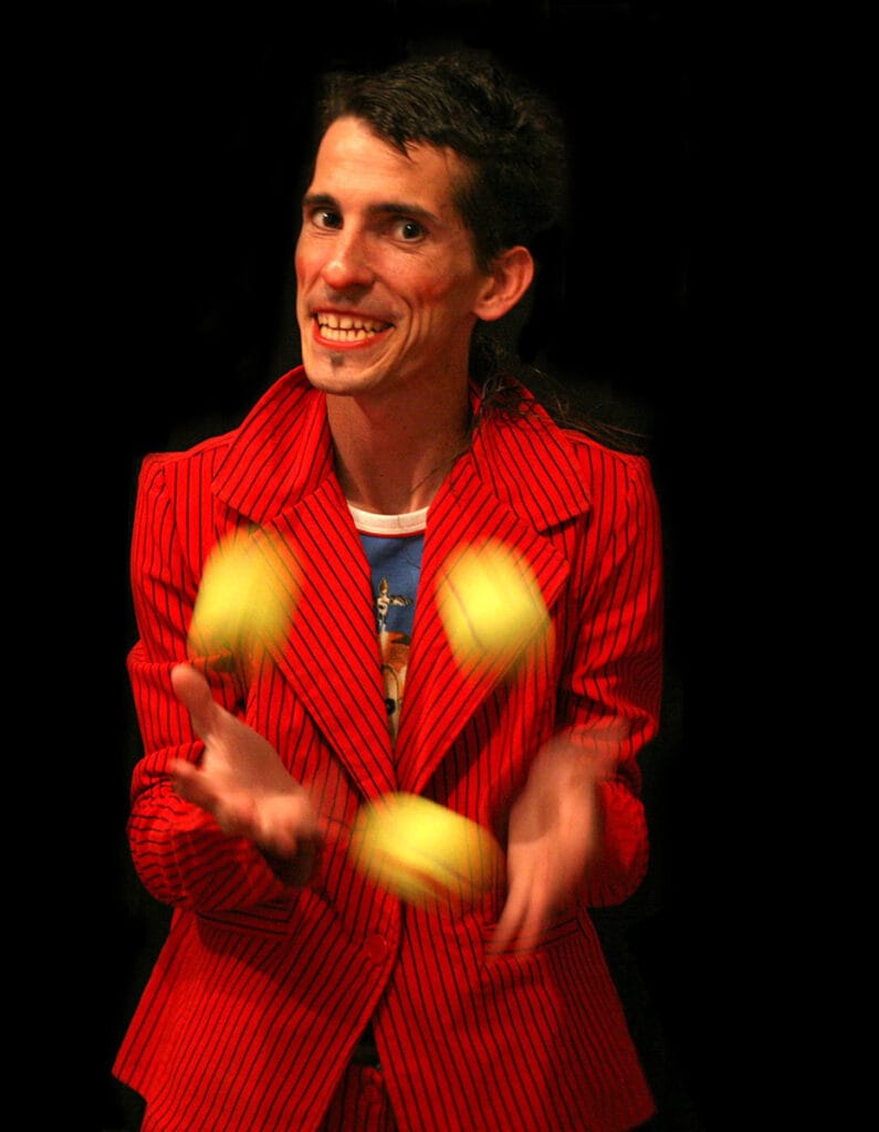 Manolo Carambolas en escena - Yesterday Circo Contemporáneo