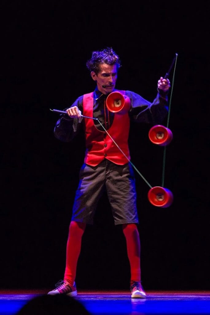 Actuación de Manolo Carambolas en el show Yesterday