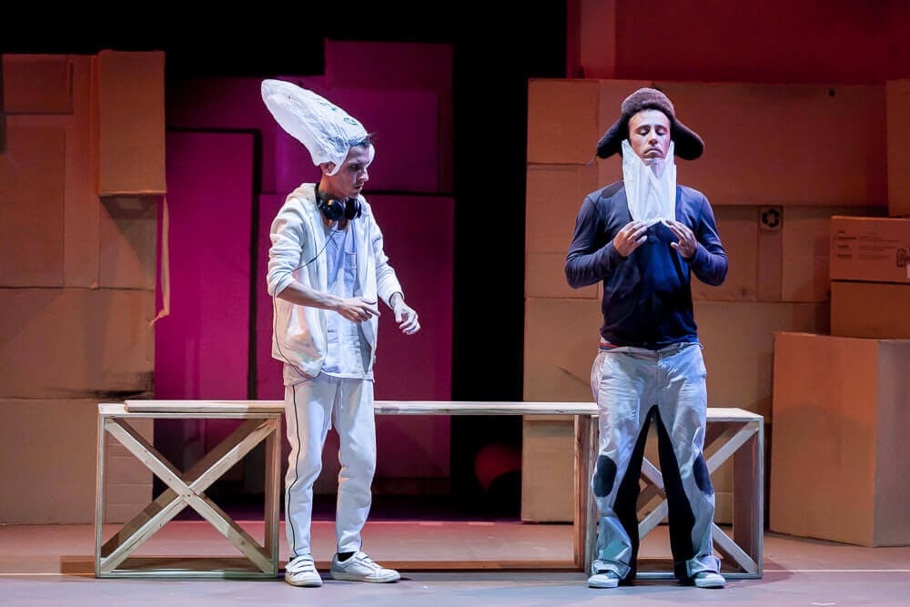 Manolo Carambolas y el gran Dimitri de clown interactuando en una estructura de madera en Ludo Circus.